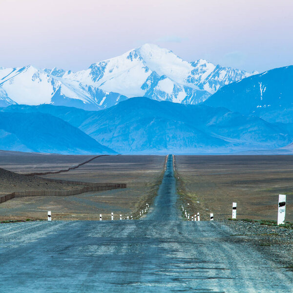 Прекрасный вид на Памирское шоссе в Таджикистане