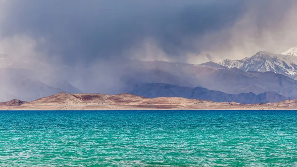 Tacikistan, Pamir 'deki Karakul gölünün güzel manzarası