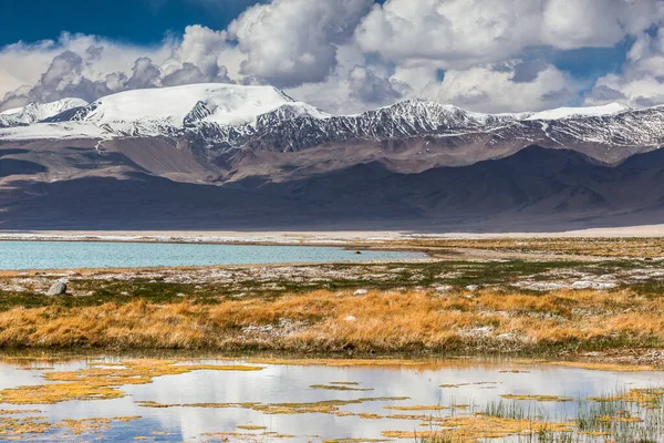 Tacikistan, Pamir 'deki Karakul gölünün güzel manzarası