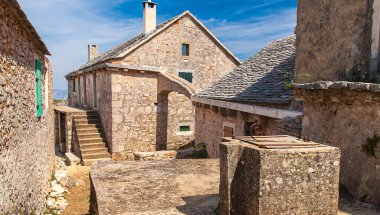 Humac, insanların yüzyıllardır yaşadığı çok eski bir köydür..
