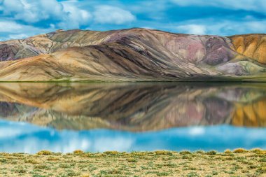 Tacikistan 'da Pamir' de Bulunkul Gölü 'nün güzel manzarası