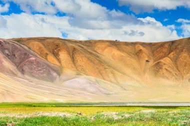 Tacikistan 'da Pamir' de Bulunkul Gölü 'nün güzel manzarası