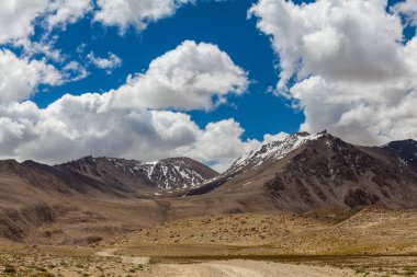 Pamir 'in güzel manzarası ve Wachan Koridoru boyunca uzanan yol