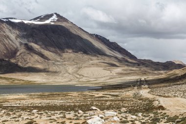 Tacikistan, Pamir 'deki Khargush Gölü' nün güzel manzarası