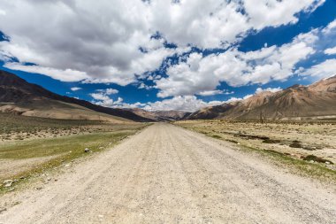 Pamir 'in güzel manzarası ve Wachan Koridoru boyunca uzanan yol
