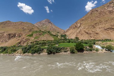 Wachan Koridoru boyunca Pamir, Afganistan ve Panj Nehri 'nin güzel manzarası