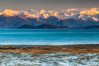 Tacikistan, Pamir 'deki Karakul gölünün güzel manzarası