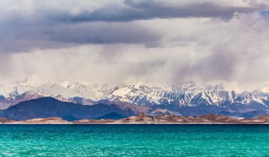 Tacikistan, Pamir 'deki Karakul gölünün güzel manzarası