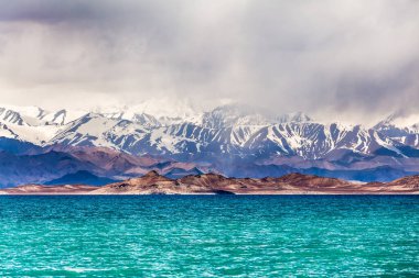Tacikistan, Pamir 'deki Karakul gölünün güzel manzarası