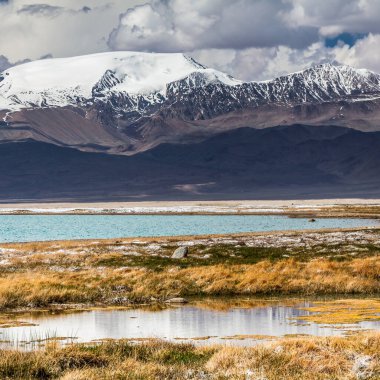 Tacikistan, Pamir 'deki Karakul gölünün güzel manzarası