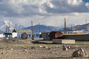 KARAKUL, TAJIKISTAN - CIRCA HAZİRAN 2017: Tacikistan 'da Karkul Gölü üzerindeki Karakul köyünün güzel manzarası Haziran 2017' de Karakul 'da.