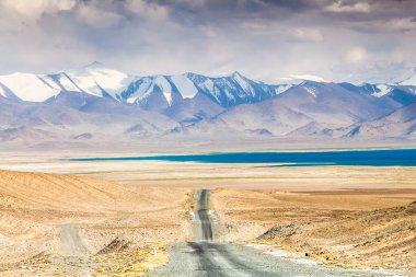 Tacikistan, Pamir 'deki Karakul gölünün güzel manzarası