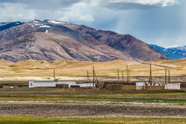 ALICHUR, TAJIKISTAN - CIRCA HAZİRAN 2017: Tacikistan 'daki Alichur köyünün güzel manzarası Haziran 2017' de Alichur 'da.