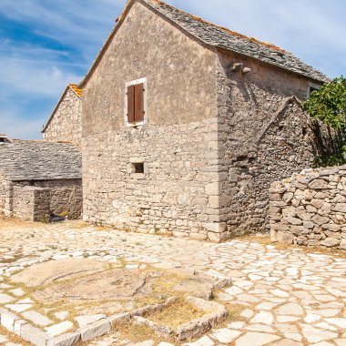 Humac, insanların yüzyıllardır yaşadığı çok eski bir köydür..