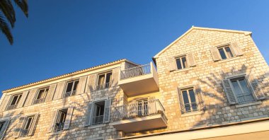 Hırvatistan 'ın Hvar adasındaki Hvar kasabasının güzel manzarası.