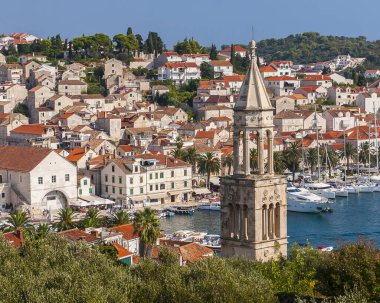 Hırvatistan 'ın Hvar adasındaki Hvar kasabasının güzel manzarası Ağustos 2016' da Hvar 'da.