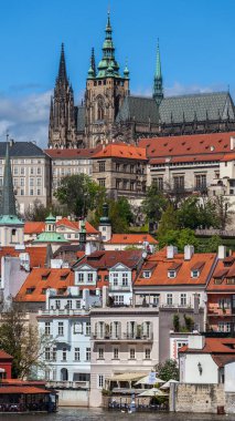 PRAG, CZECH REPUBLIC - CIRCA MAYIS 2017: Prag tarihi merkezi ile Prag kalesi Mayıs 2017.