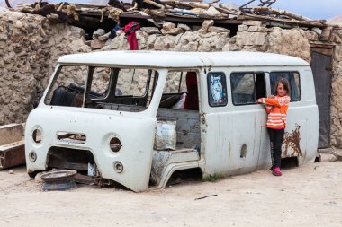 BULUNKUL, TAJIKISTAN - CIRCA HAZİRAN 2017: Bulunkul 'daki Bulunkul köyünde insanların görüntüsü Haziran 2017 sıralarında Bulunkul' da.