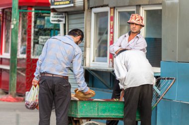 DUSHANBE, TAJIKISTAN - CIRCA HAZİRAN 2017: Dushanbe sakinleri Haziran 2017 civarında Dushanbe 'de şehrin sokaklarında.