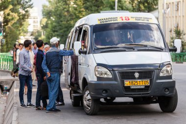 DUSHANBE, TAJIKISTAN - CIRCA HAZİRAN 2017: Dushanbe sakinleri Haziran 2017 civarında Dushanbe 'de şehrin sokaklarında.
