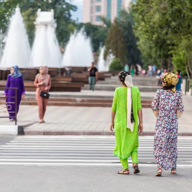 DUSHANBE, TAJIKISTAN - CIRCA HAZİRAN 2017: Dushanbe sakinleri Haziran 2017 civarında Dushanbe 'de şehrin sokaklarında.