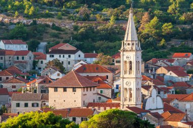 Hırvatistan 'ın Hvar adasındaki Jelsa kasabasının güzel manzarası Ağustos 2016' da Jelsa 'da.