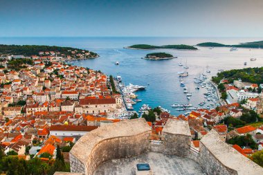 Hırvatistan 'ın Hvar adasındaki Hvar kasabasının güzel manzarası Eylül 2016' da Hvar 'da.