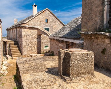 Humac, insanların yüzyıllardır yaşadığı çok eski bir köydür..