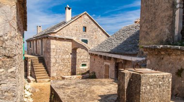 Humac, insanların yüzyıllardır yaşadığı çok eski bir köydür..