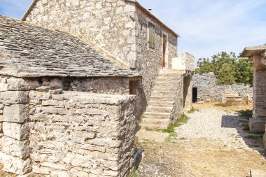 Humac, insanların yüzyıllardır yaşadığı çok eski bir köydür..