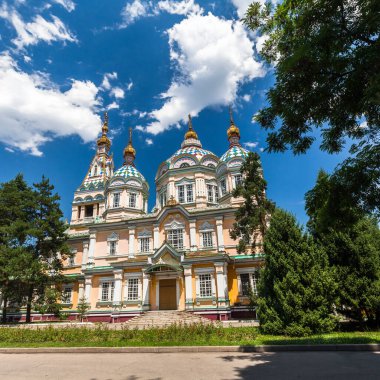 ALMATY, KAZAKHSTAN - CIRCA JUNE 2017: Zenkov Katedrali olarak da bilinen Yükseliş Katedrali, Almaty 'deki Panfilov Parkı' nda Haziran 2017 civarında yer alan bir Rus Ortodoks katedrali..