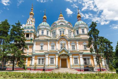 ALMATY, KAZAKHSTAN - CIRCA JUNE 2017: Zenkov Katedrali olarak da bilinen Yükseliş Katedrali, Almaty 'deki Panfilov Parkı' nda Haziran 2017 civarında yer alan bir Rus Ortodoks katedrali..