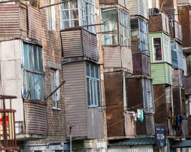 KARAKOL, KYRGYZSTAN - CIRCA HAZİRAN 2017: Karakol önceden Kırgızistan 'ın Kırgızistan' daki Issyk-Kul Gölü 'nün doğu ucu yakınlarındaki dördüncü büyük şehir.