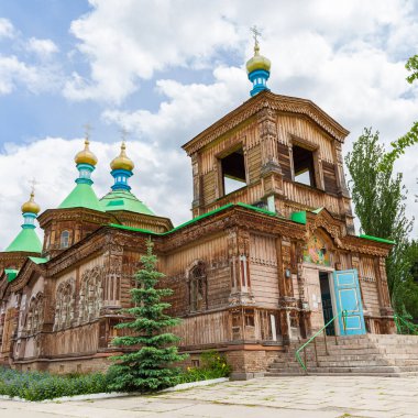 KARAKOL, KYRGYZSTAN - CIRCA HAZİRAN 2017: Karakol, Issyk-Kul bölgesindeki Kutsal Üçlü Ortodoks Kilisesi.