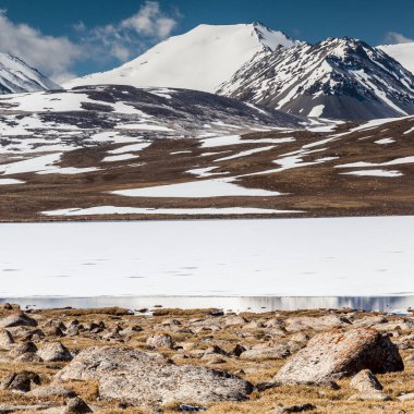Kırgızistan 'ın Issyk Kul Bölgesinde Barskoon (Arabel) Syrts