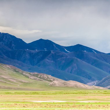 Sary-Mogul bölgesindeki Pamir dağlarının güzel manzarası