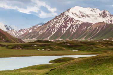 Kırgızistan 'da fırtınada Tulpar Kul Gölü' nün güzel manzarası