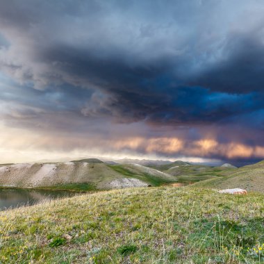 Kırgızistan 'da fırtınada Tulpar Kul Gölü' nün güzel manzarası