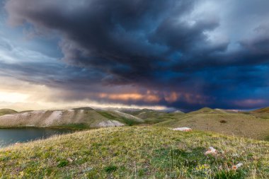 Kırgızistan 'da fırtınada Tulpar Kul Gölü' nün güzel manzarası