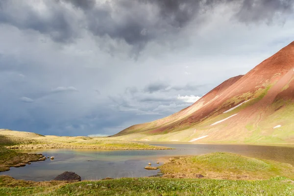 Hermosa Vista Del Lago Tulpar Kul Kirguistán Durante Tormenta — Foto de Stock