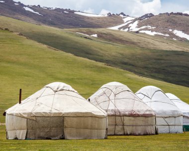 Song Kul - Kırgızistan 'ın Tian Shan Dağları' ndaki yüksek alp gölü