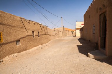 HASSILAED, MOROCCO - CIRCA EPTEMBER 2014: Merzouga yakınlarındaki Hassilabied köyünün manzarası, Erg Chebbi kum tepeleri Eylül 2014 'te Hassilabied' de.