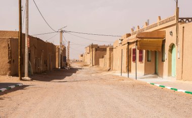 HASSILAED, MOROCCO - CIRCA EPTEMBER 2014: Merzouga yakınlarındaki Hassilabied köyünün manzarası, Erg Chebbi kum tepeleri Eylül 2014 'te Hassilabied' de.