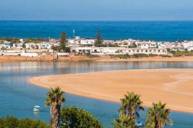 OUALIDIA, MOROCCO - CIRCA EPTEMBER 2014: Oualidia 'nın Eylül 2014' te Oualidia 'da görülmesi.