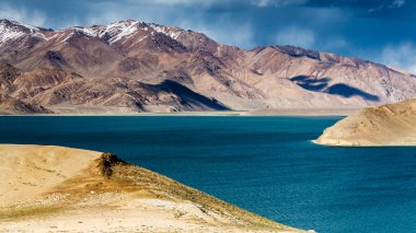 Tacikistan, Pamir 'deki Yashikul Gölü' nün güzel manzarası