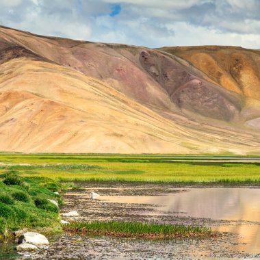Tacikistan 'da Pamir' de Bulunkul Gölü 'nün güzel manzarası