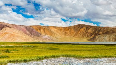 Tacikistan 'da Pamir' de Bulunkul Gölü 'nün güzel manzarası