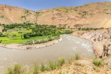 Wachan Koridoru boyunca Pamir, Afganistan ve Panj Nehri 'nin güzel manzarası