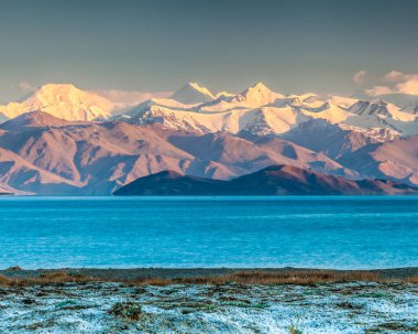 Tacikistan, Pamir 'deki Karakul gölünün güzel manzarası