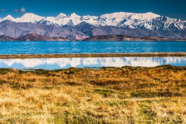 Tacikistan, Pamir 'deki Karakul gölünün güzel manzarası